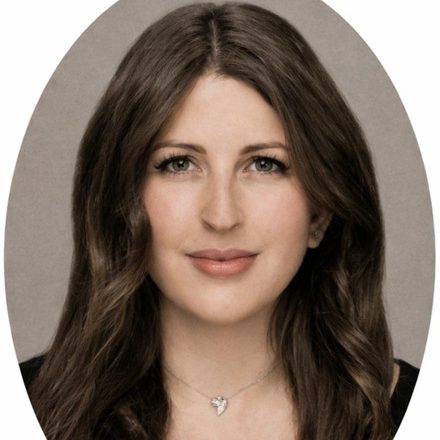 Estefani Aneas Fajardo, consultora de desarrollo comercial y relaciones estratégicas.